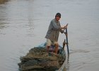 IMG 0831  Fiskerbåd læsset ruser på Hoi An floden